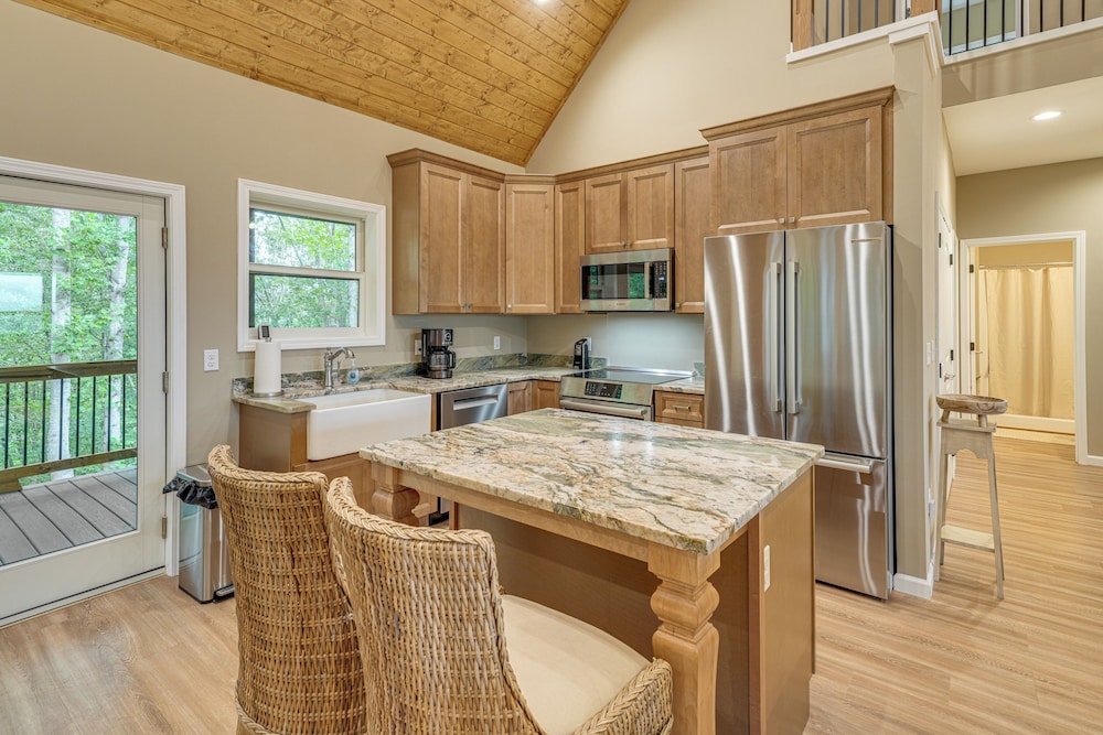 Long-range Views: Blue Ridge Mtn Cabin w/ 3 Decks