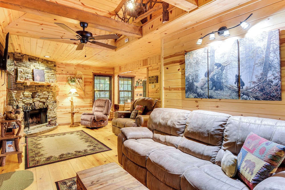 5 Mi to Unicoi State Park & Lake: Hot Tub Haven!