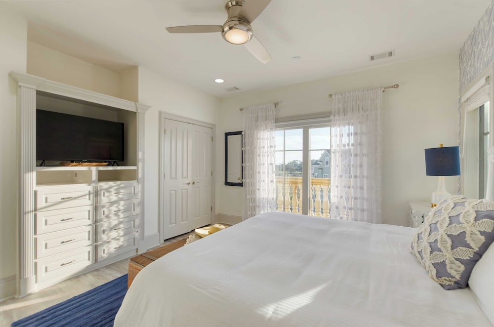Sleeps 38 2 Homes, Steps to the Beach, Private Pool + Hottub, Game Room, Views