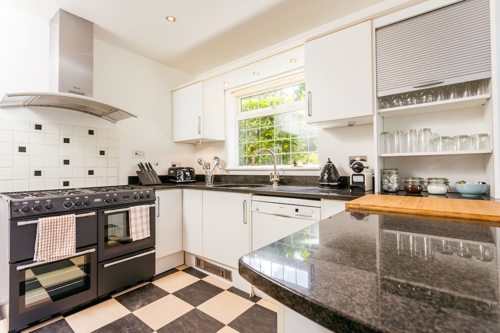 The Queen Edith Place - Lovely 6BDR Home in Secluded Neighbourhood