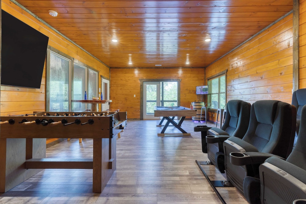 Indoor Pool, Theater, Hot Tub & Mountain Views Near Dollywood Crimson Crest by Avantstay