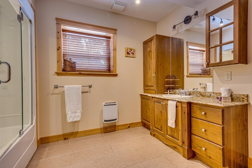Grand Duc 74 - Gorgeous log Cottage With Private hot tub Heated Pool and Sauna