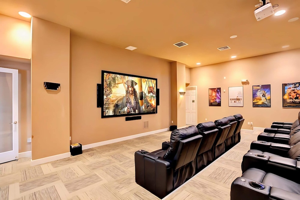 Upstay Lakefront Home w Pool Cinema, Games, BBQ