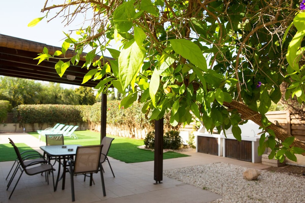 Villa Sleeps 8 With Private Pool