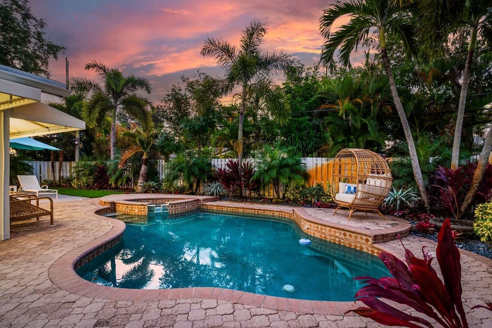Tropical Getaway Heated Pool Patio Retreat
