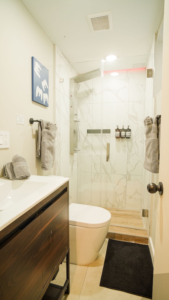 Gorgeous Apartment with Free Parking