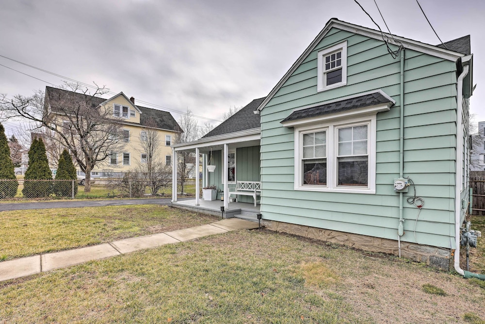 Bridgeport Vacations - Bridgeport Vacation Rental - Walk to Beach! - Property Image 3