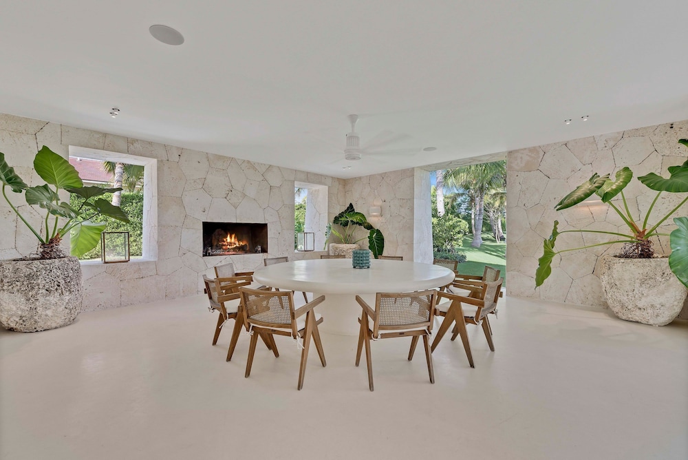 Magnificent 5BR Modern Tropical Villa With Pool