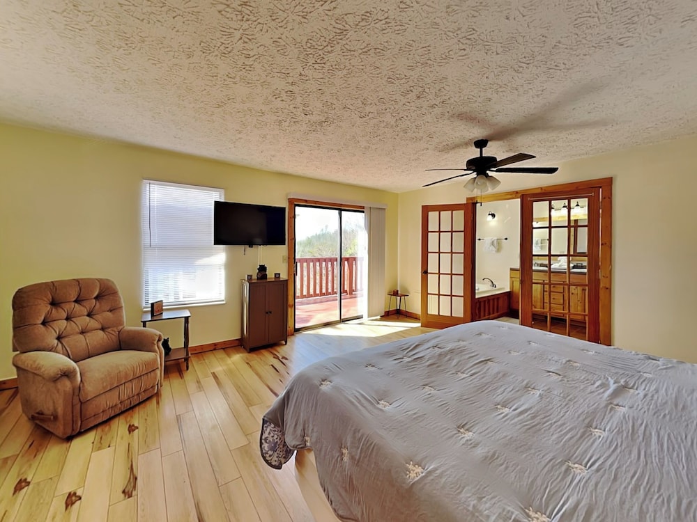 Honey Bear Hideaway by Jackson Mountain Rentals