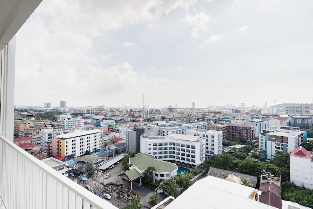 The Base Central Pattaya by Favstay