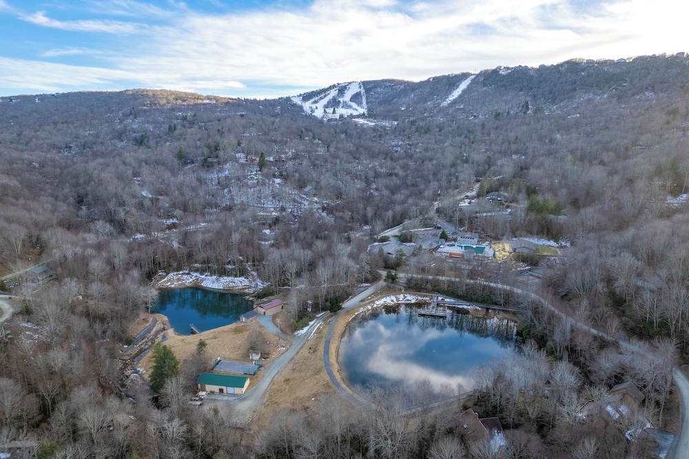 2 Mi to Beech Mtn Resort! 8,000-sq-ft Luxe Escape