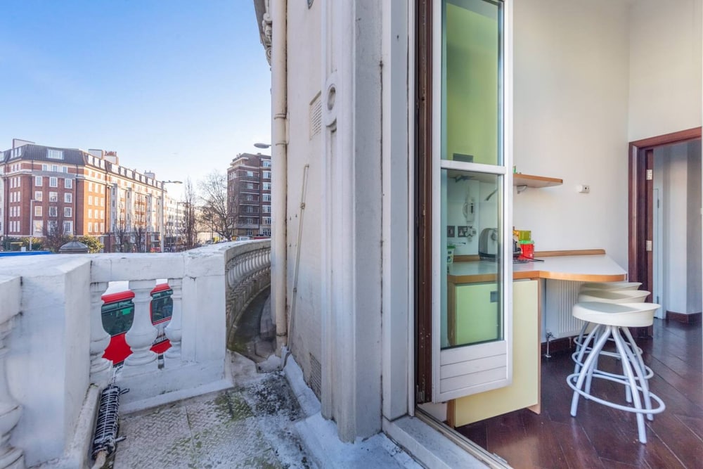 Central 2 Bedroom Flat - Opposite South Kensington Tube