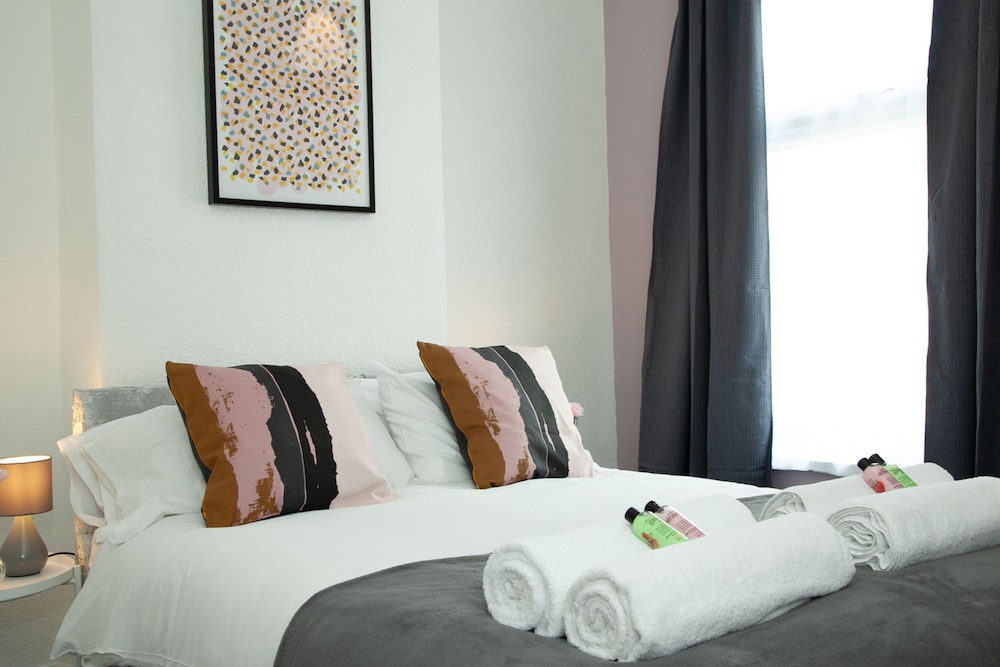 Cosy Home Near Station, Parking, Netflix, Sleeps 5 view 4