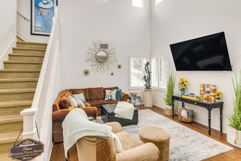 Walk to Beach: Luxe San Buenaventura Villa!
