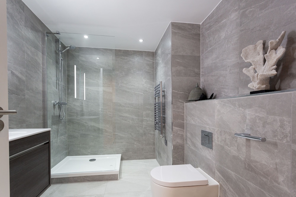 The Carlyle - Elegant Serviced Apartments