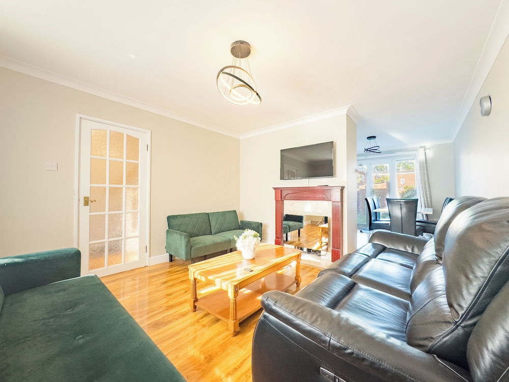 House - Sleeps 7, Private Garden & Parking