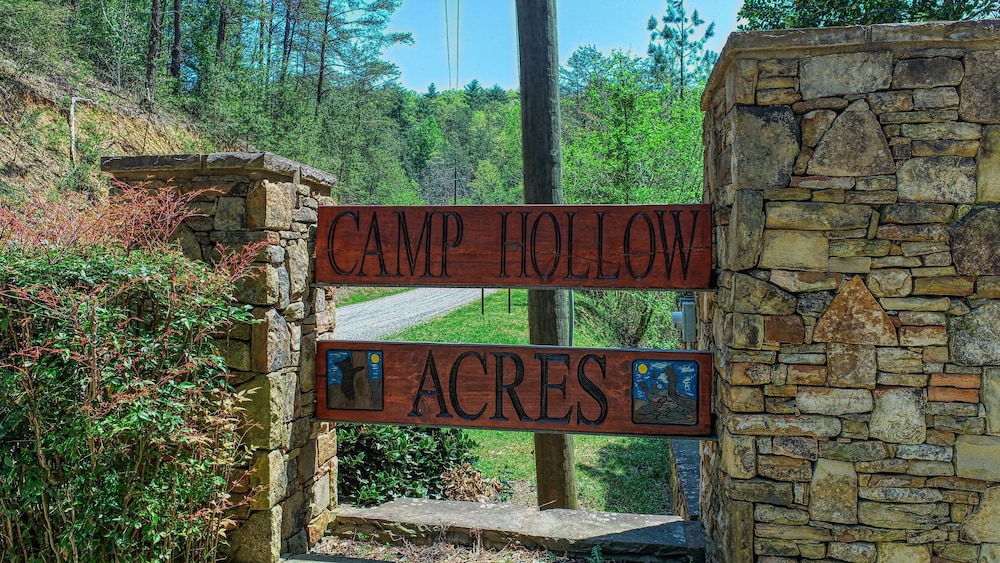 Bear Pause - 2 Bedrooms, 2 Baths, Sleeps 6 Cabin by RedAwning