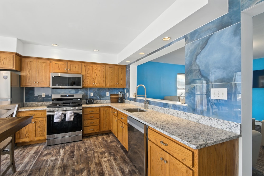 Stylish 3br Retreat Walk To Beach & Boardwalk 3 Bedroom Home