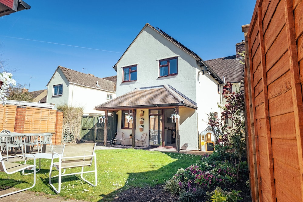 Beautiful 4 BD Home near Woodstock