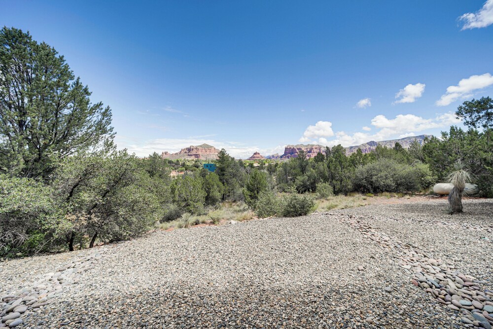 Hot Tub & Red Rock Views: Secluded Sedona Escape!