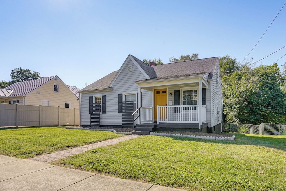 Fenced-in Yard: Home 7 Mi to Shenandoah Nat'l Park