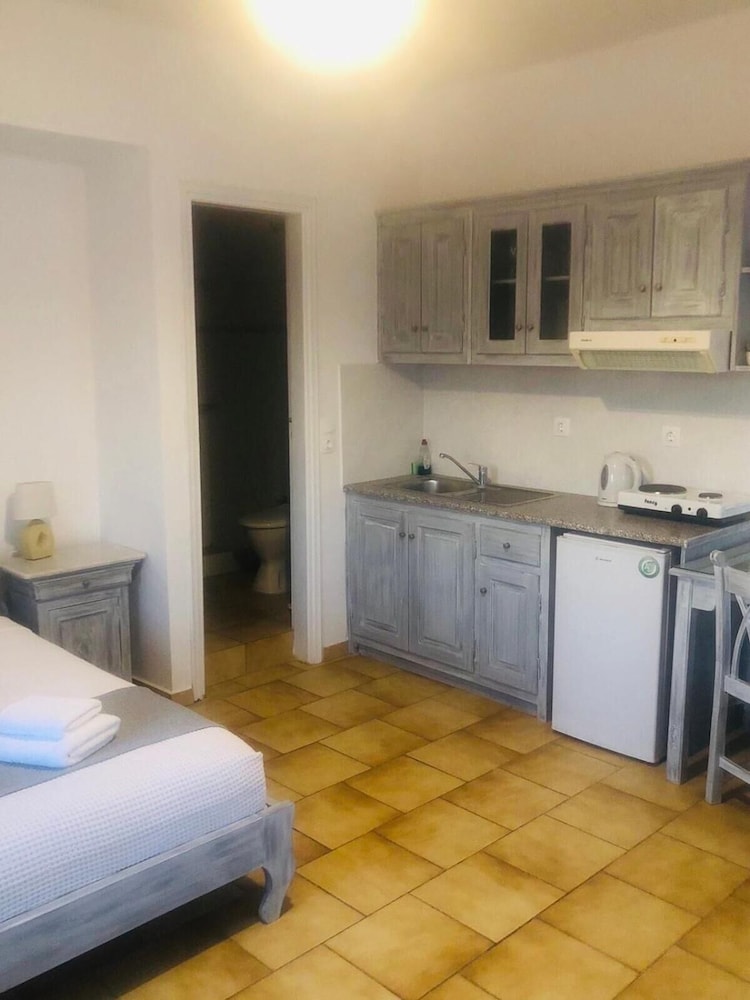 Vrachia Studios & Apartments