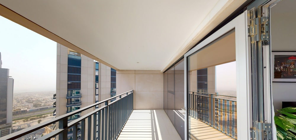 SuperHost - Chic Apartment With Balcony Close to Burj Khalifa