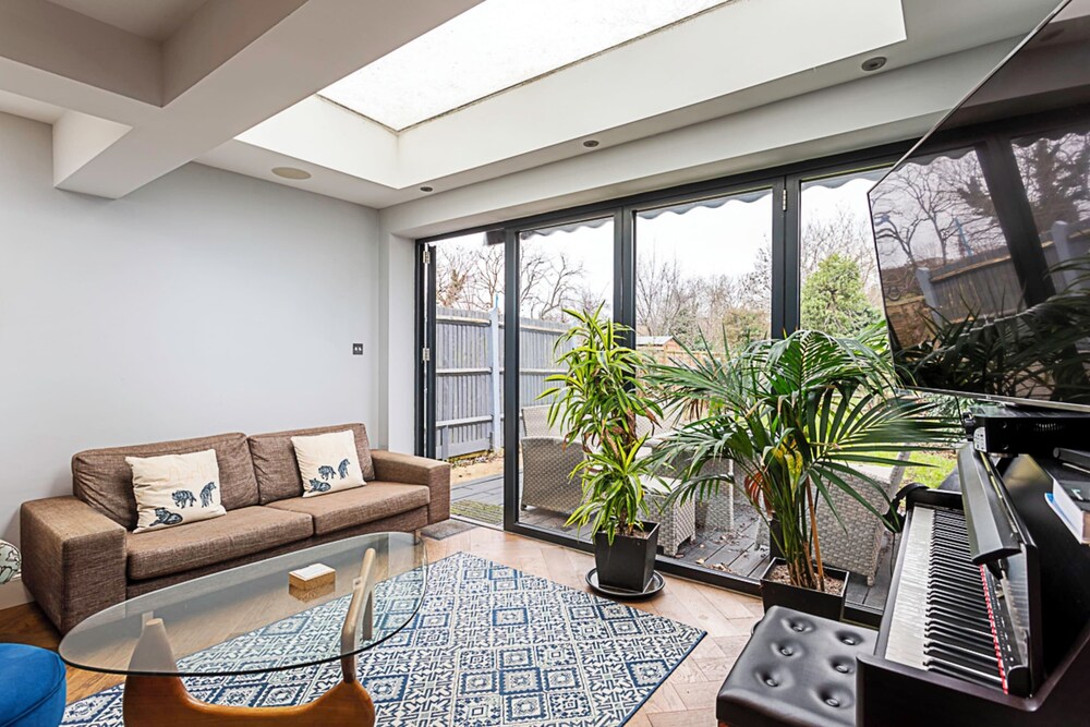 Modern and Spacious Colliers Wood Home