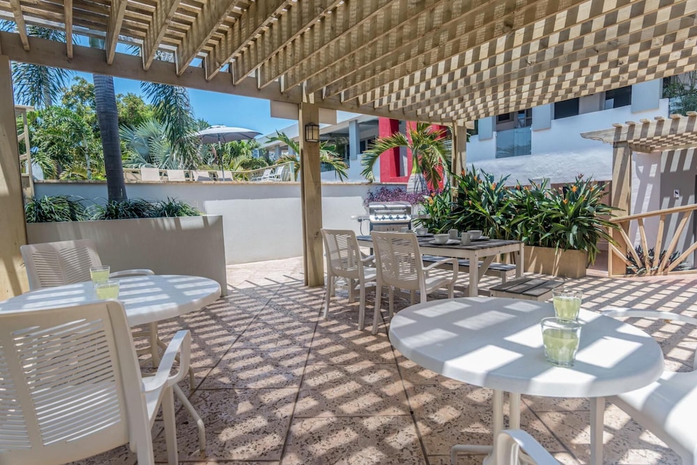 Amazing 2BR 1BA w Pool Close to the Beach BBQ