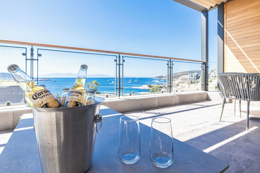 1-Bedroom Seafront Flat with Hotel Amenities