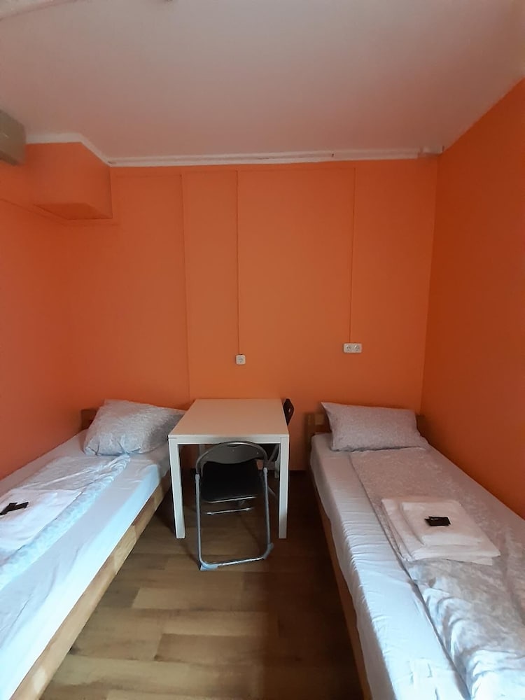 2-Rent Group Hostel Rooms&Apartments TUB19A