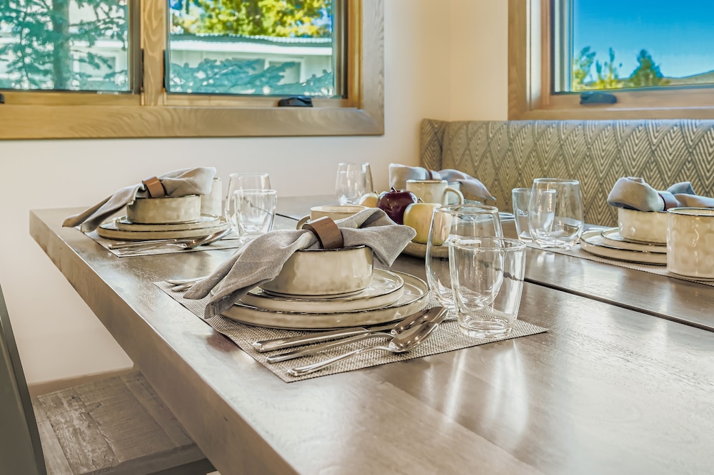 King Road Luxury Lodge, Private Hottub, Game Room, Media Room 45 4 Bedroom Home