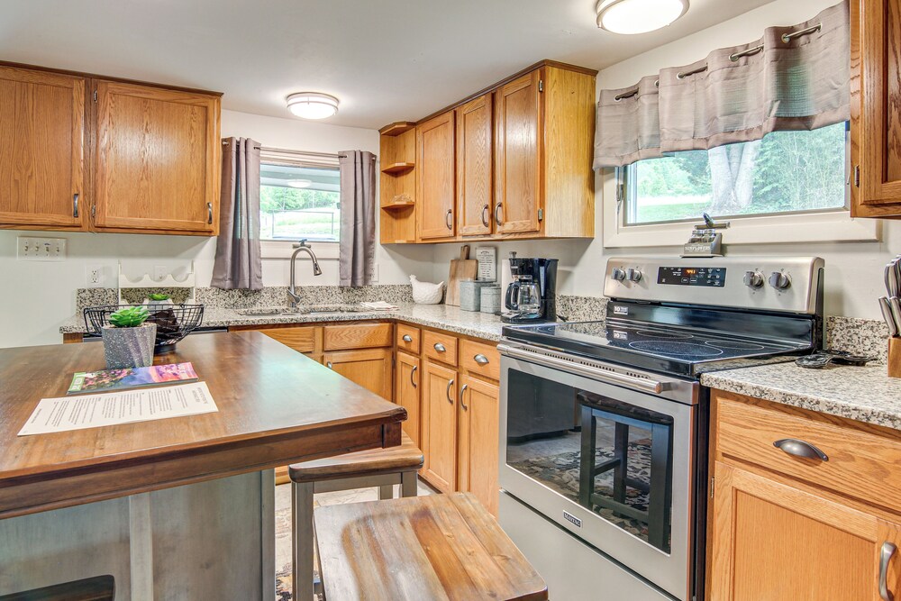 Private Hot Tub: Cottage Near Hikes & Pigeon River