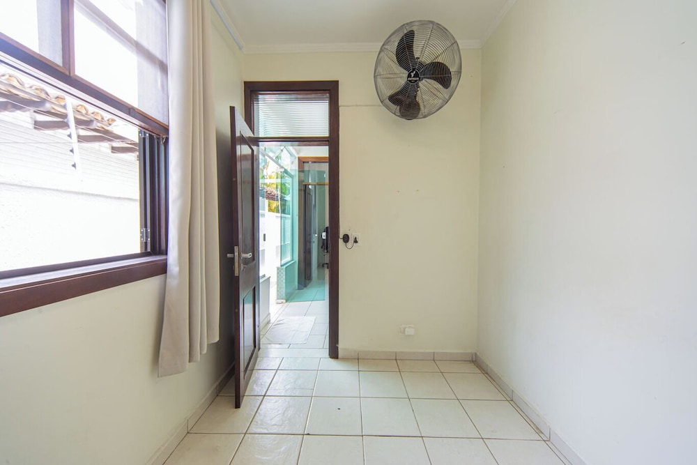 Casa Pet Friendly com 3 su tes a 200m da Praia