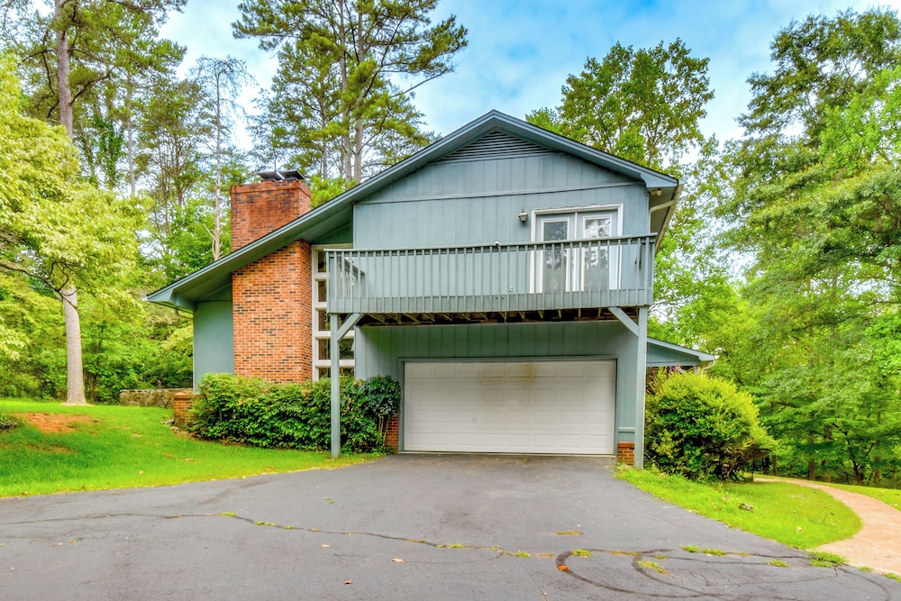 Spacious Home w/ Porch, 4 Mi to Downtown Clemson!