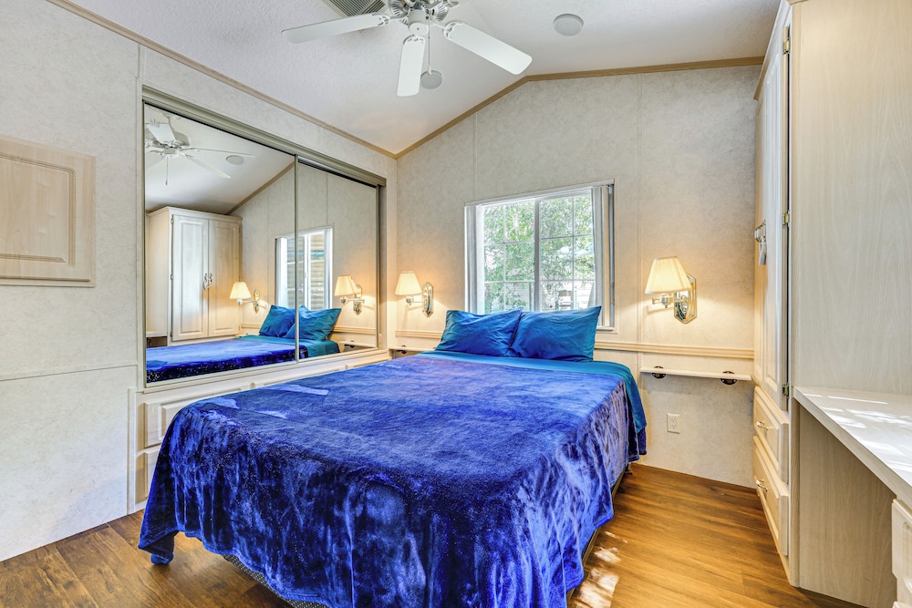 Steps to Lake Kerr: Home w/ Pool & Hot Tub Access!
