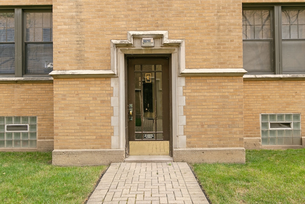 Central 1BR Retreat - Belmont E1