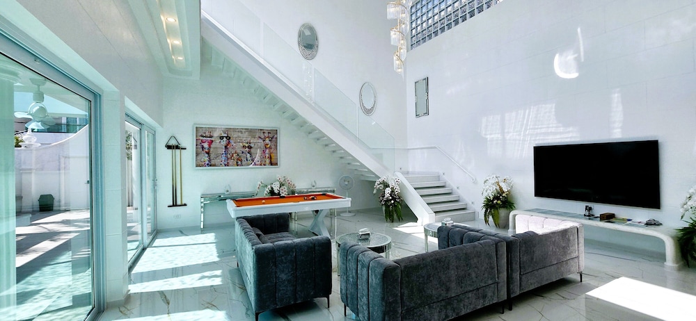 STARLAND Luxury Pool Villa Pattaya 8 Bedrooms