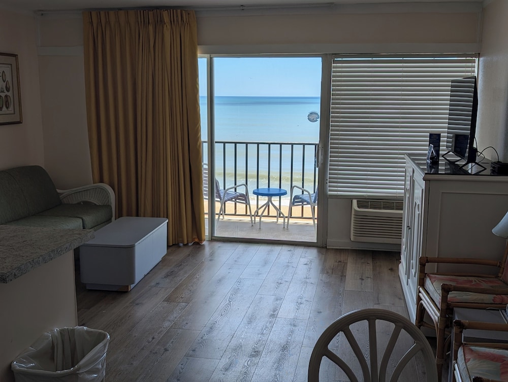 Daytona Beach Vacations - Traders Inn Beach Club - Property Image 2