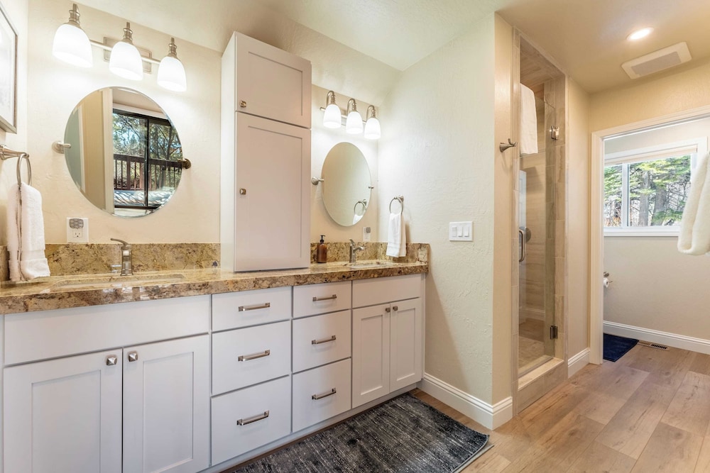 Views + Mins to Skiing, Lake, & Incline Village Incline Serenity by Avantstay