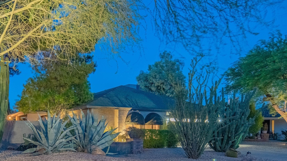 Scottsdale Gem W/pool in Private and Serene Yard!