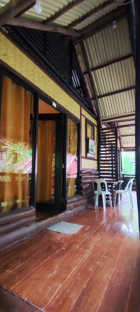 Novie's Tourist Inn