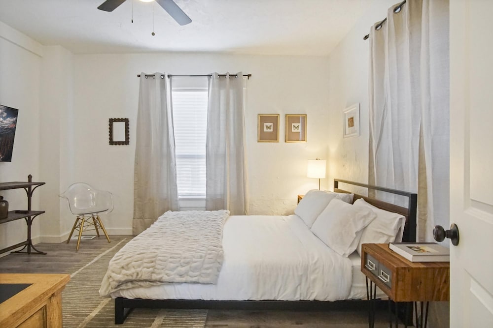 Oklahoma City Vacations - 3-story 6-bedroom 4 Bathrooms 3min-asian Dist - Property Image 57