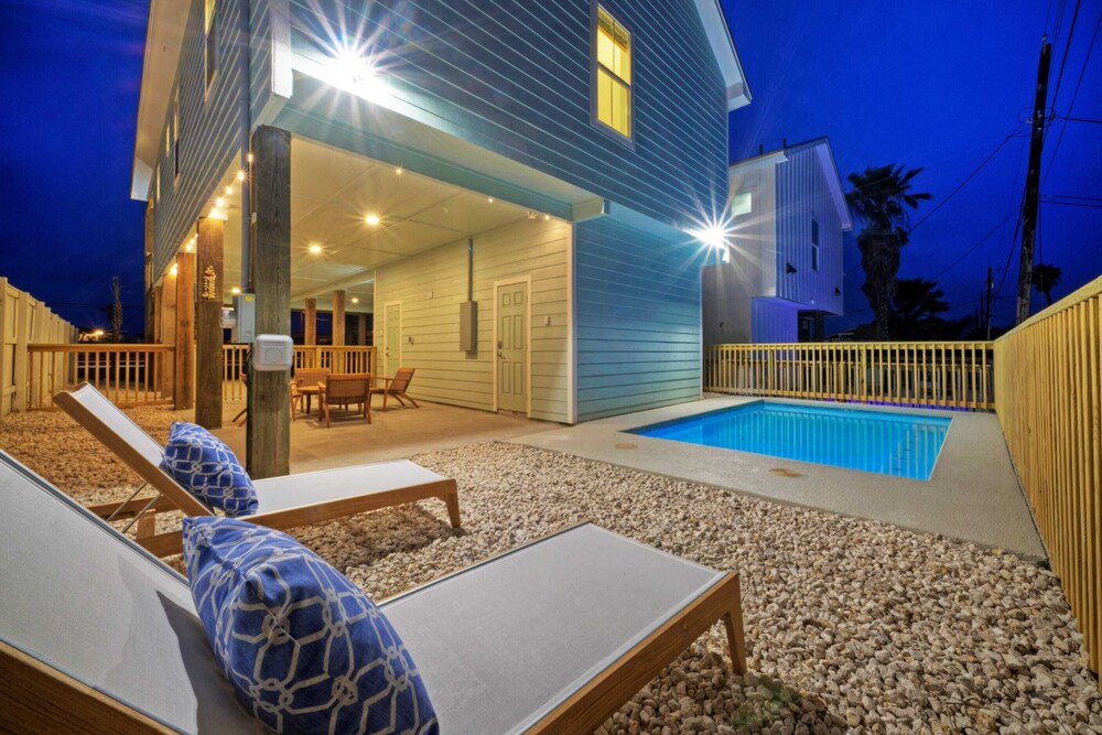 Sleeps 24 2 Homes, Walk to the Beach, Private Pools, Fire Pit, Modern Design
