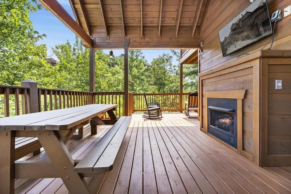 A Perfect Getaway - 4 Bedrooms, 4 Baths, Sleeps 15 Cabin by RedAwning