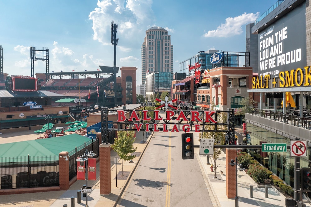 Ballpark Luxury Loft Steps from Arch