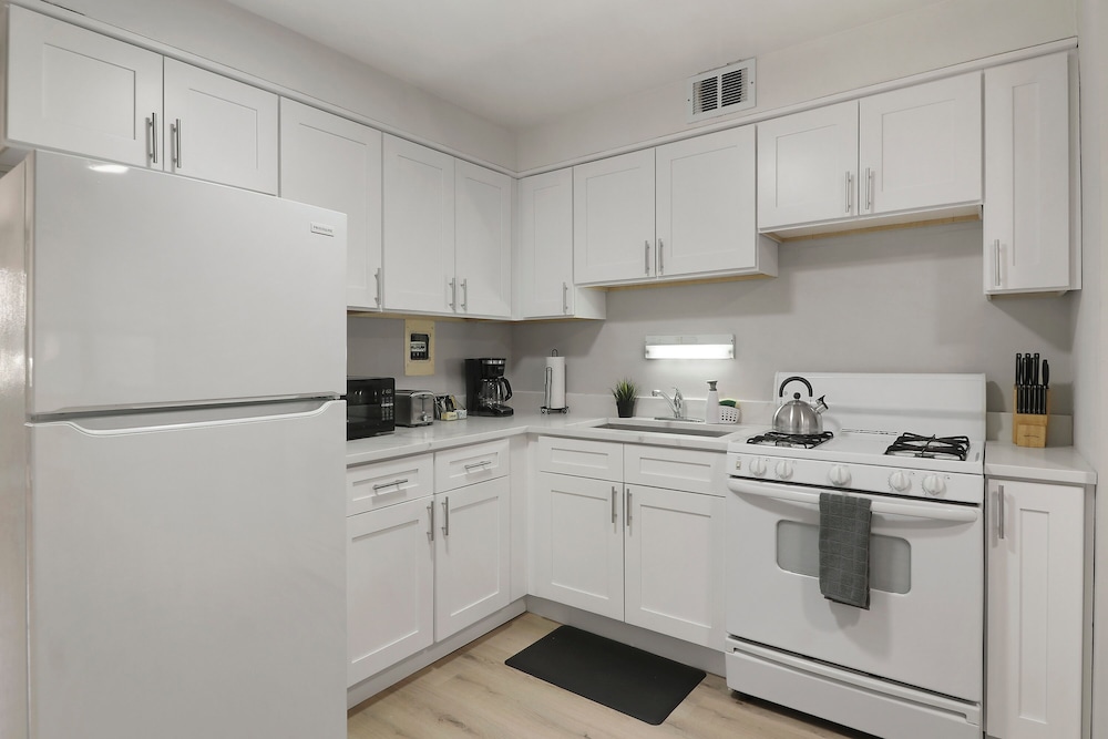 Cozy 2BR Apt Near Parks - Kimball A2