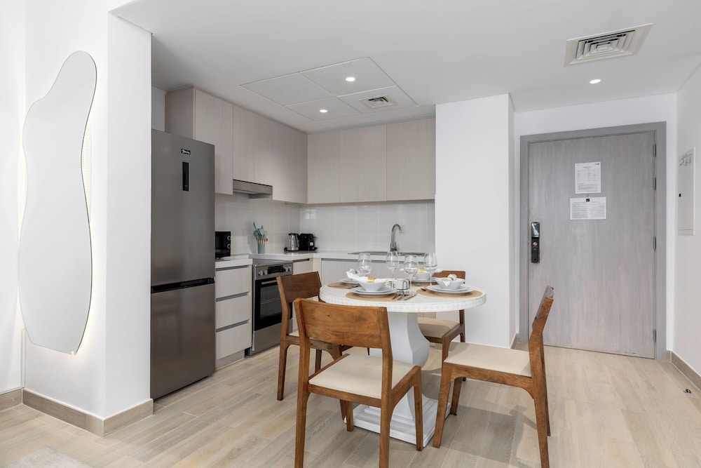Maison Privee - Sleek Yas Getaway w/ Ferrari World and Canal Views