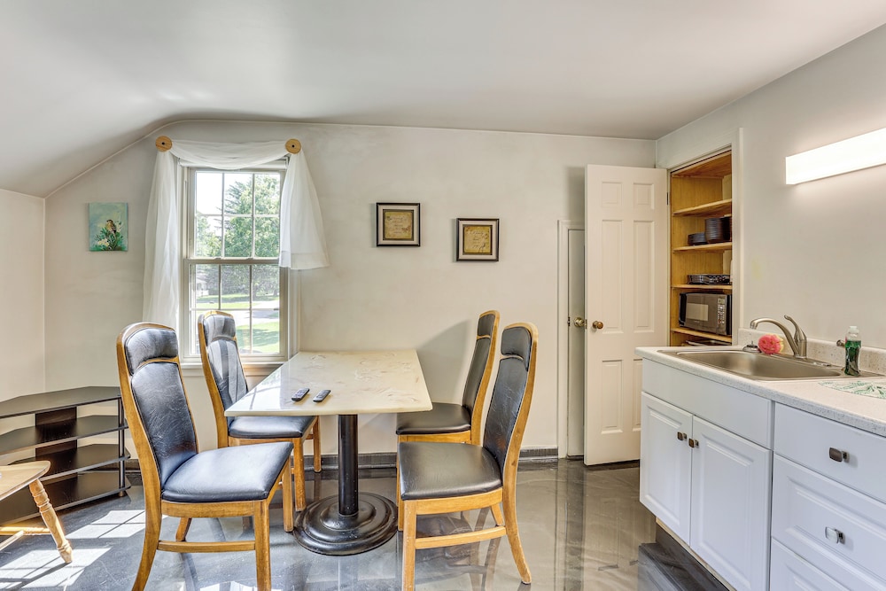 1 Mi to Dtwn Salem: Apt w/ Garage Access!