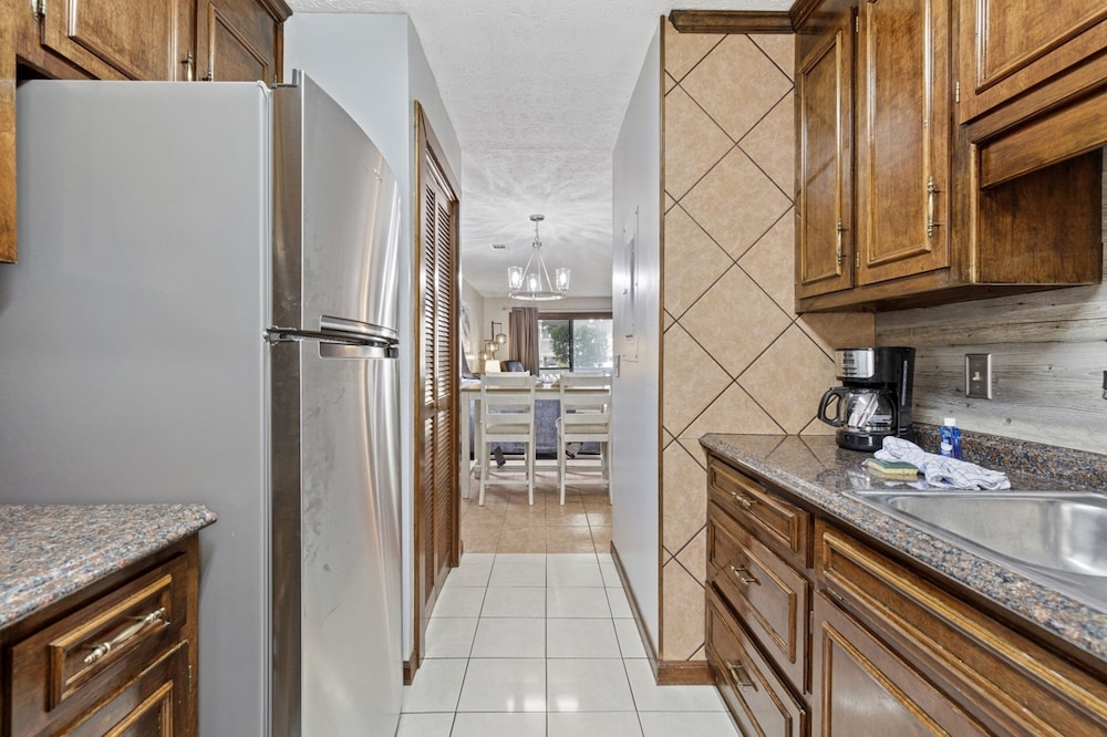 Spacious Modern Condo - 1st Floor - One Block to the Beach view 4